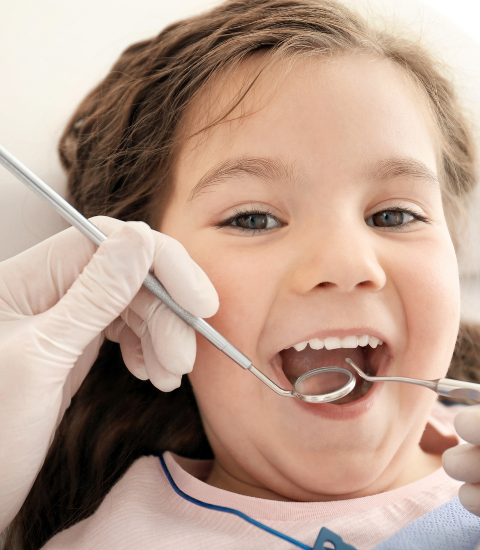 Kind beim Zahnarzt.