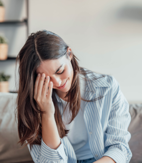 Frau hat Nebenwirkungen von einer Vollnarkose.